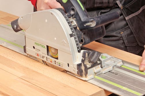 Cirkelsåg till spår i skivor: Spåren sågas efter linjerna. Cirkelsågen ställs in så att den går halvvägs ned i skivan. Cirkelsåg till spår i skivor: Spåren sågas efter linjerna. Cirkelsågen ställs in så att den går halvvägs ned i skivan.